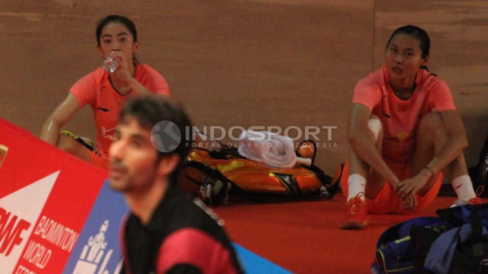 Dua tunggal putri Tiongkok Wang Shixian (kiri) dan Wang Yihan (kanan) tengah beristirahat.